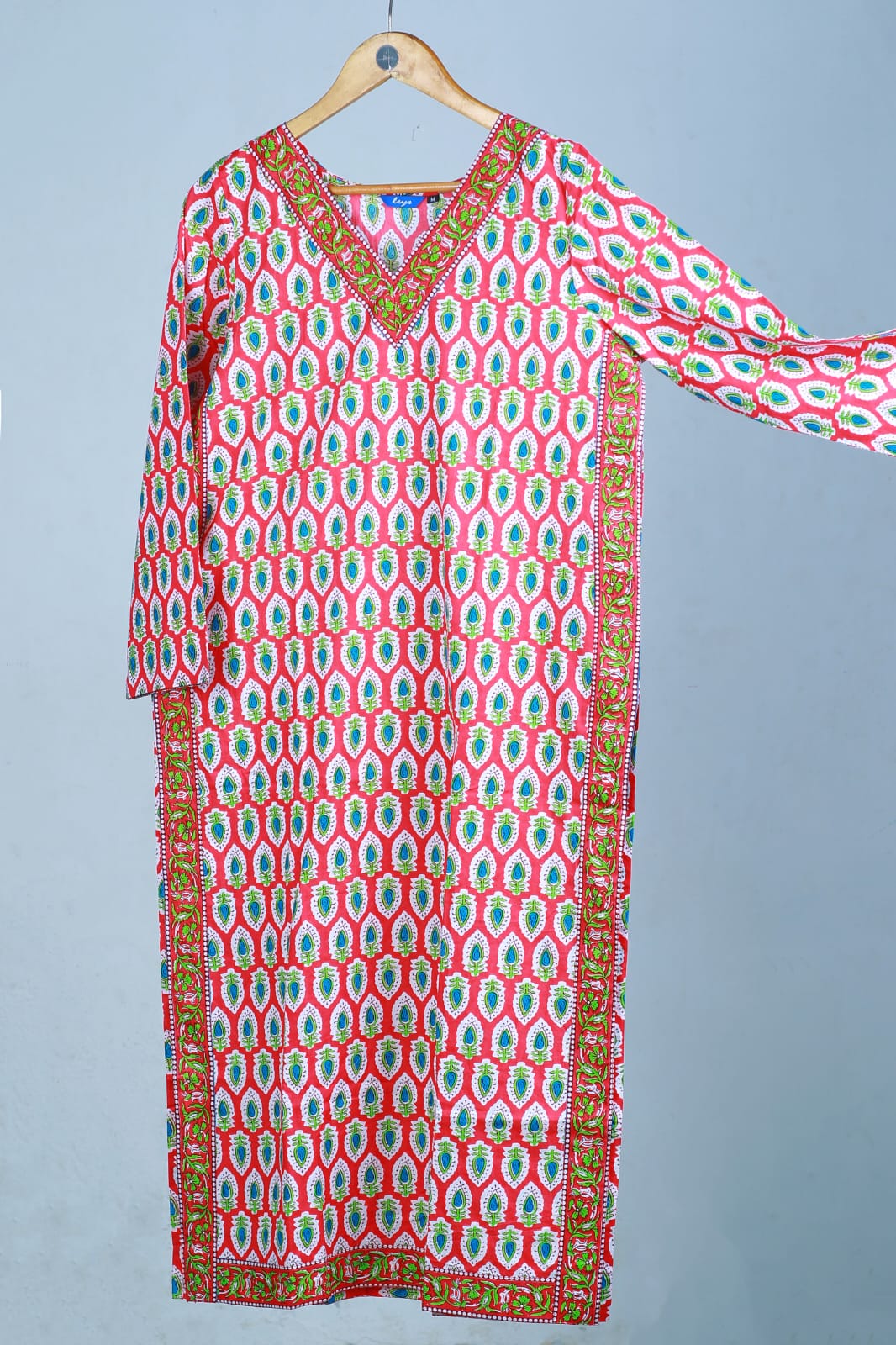 ചന്ദേരി സിൽക്ക് ദുപ്പട്ടയുള്ള ഹാൻഡ്ബ്ലോക്ക് കുർത്തി സെറ്റ്