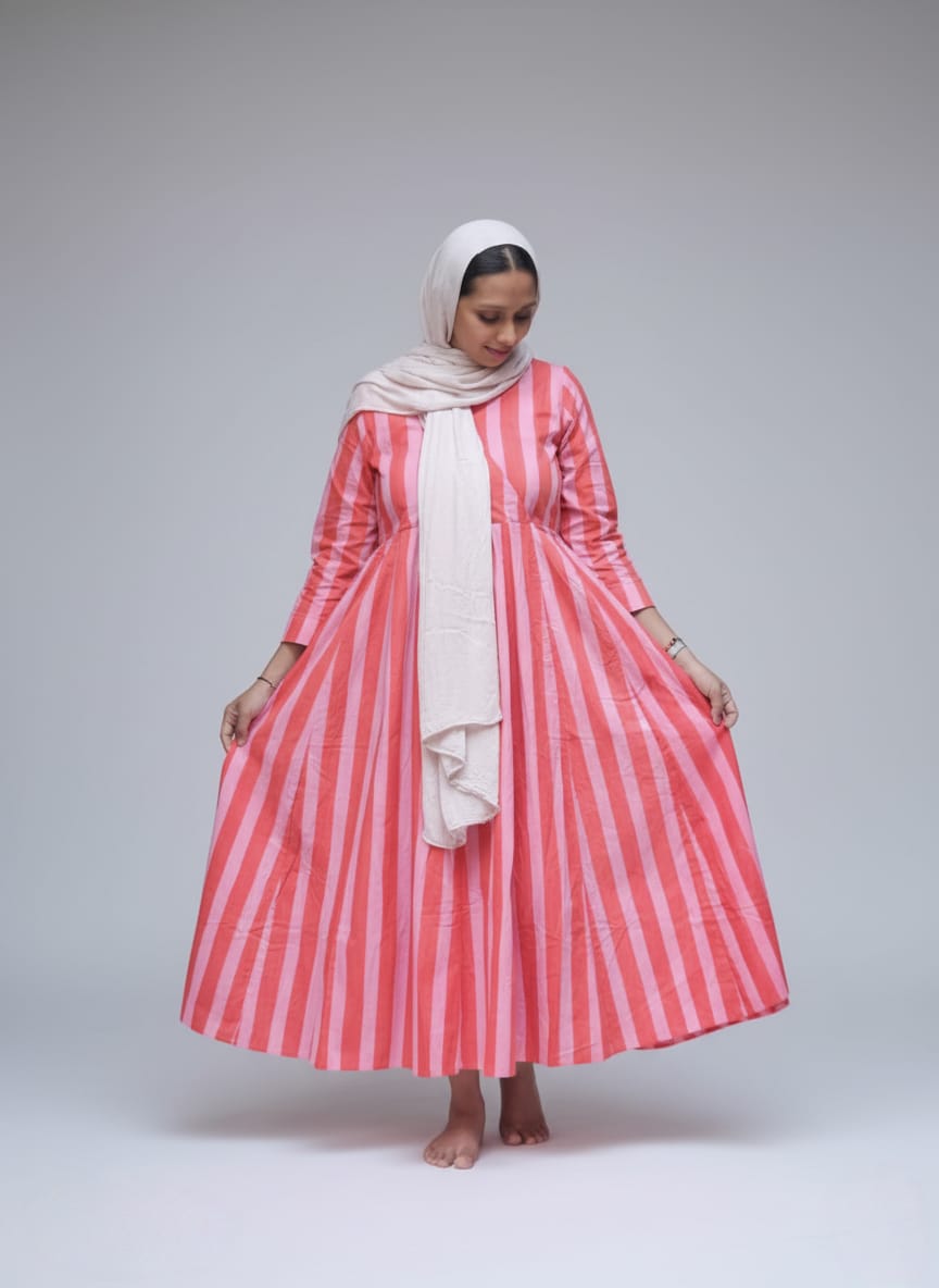 ചന്ദേരി സിൽക്ക് ദുപ്പട്ടയുള്ള ഹാൻഡ്ബ്ലോക്ക് കുർത്തി സെറ്റ്