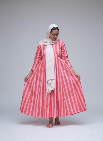 ചന്ദേരി സിൽക്ക് ദുപ്പട്ടയുള്ള ഹാൻഡ്ബ്ലോക്ക് കുർത്തി സെറ്റ്