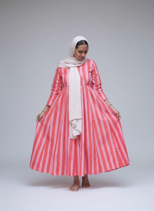 ചന്ദേരി സിൽക്ക് ദുപ്പട്ടയുള്ള ഹാൻഡ്ബ്ലോക്ക് കുർത്തി സെറ്റ്