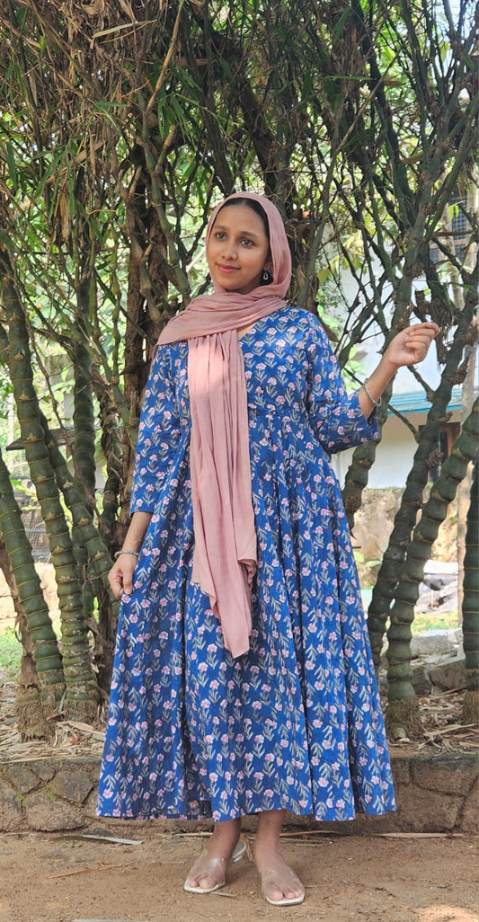 ചന്ദേരി സിൽക്ക് ദുപ്പട്ടയുള്ള ഹാൻഡ്ബ്ലോക്ക് കുർത്തി സെറ്റ്